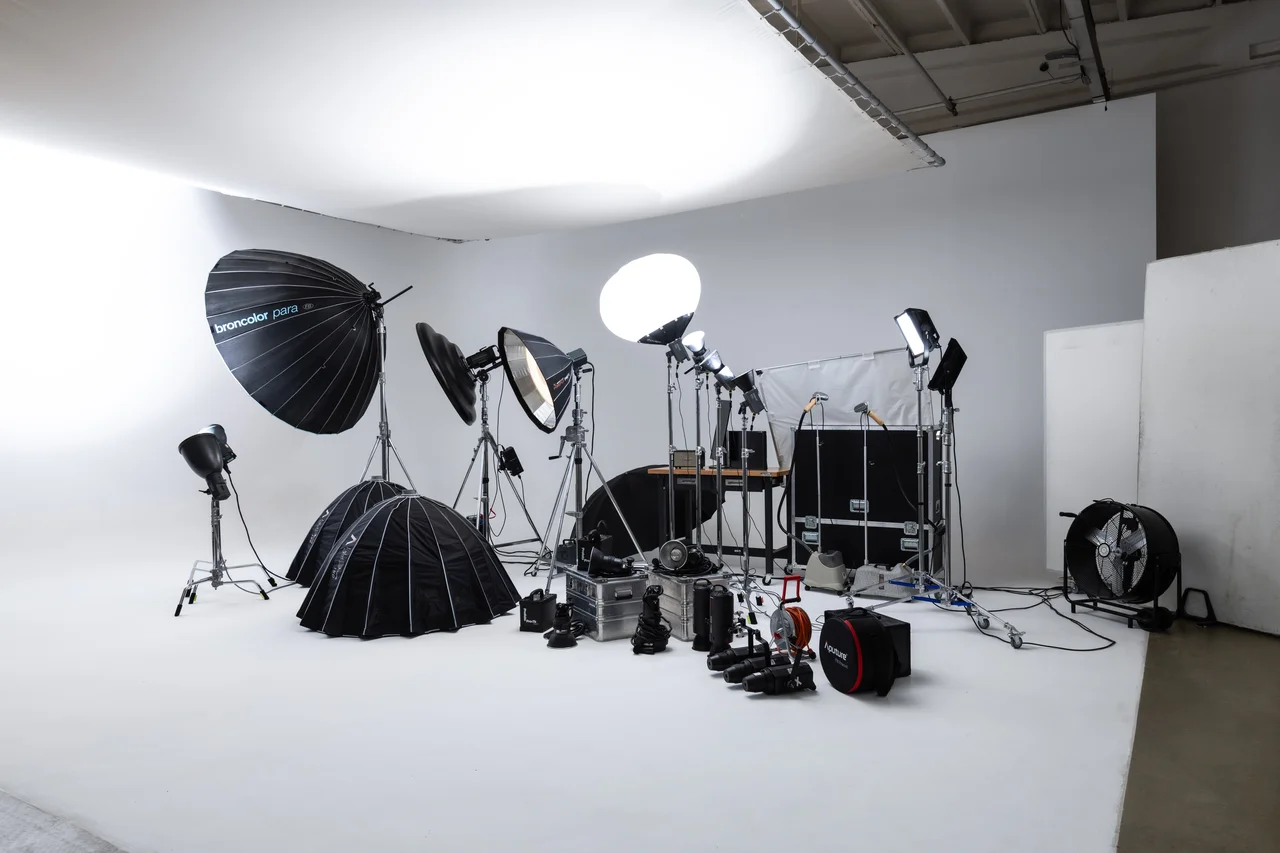 Professionelles Filmstudio mit Beleuchtungsanlage, Kameras und technischem Equipment für Produktion und Fotoshooting