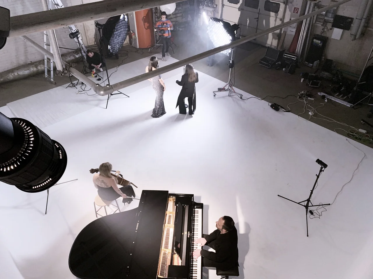Professionelles Filmstudio mit Beleuchtungsausrüstung, Kamerastativ und technischem Equipment für Video- und Fotoproduktionen