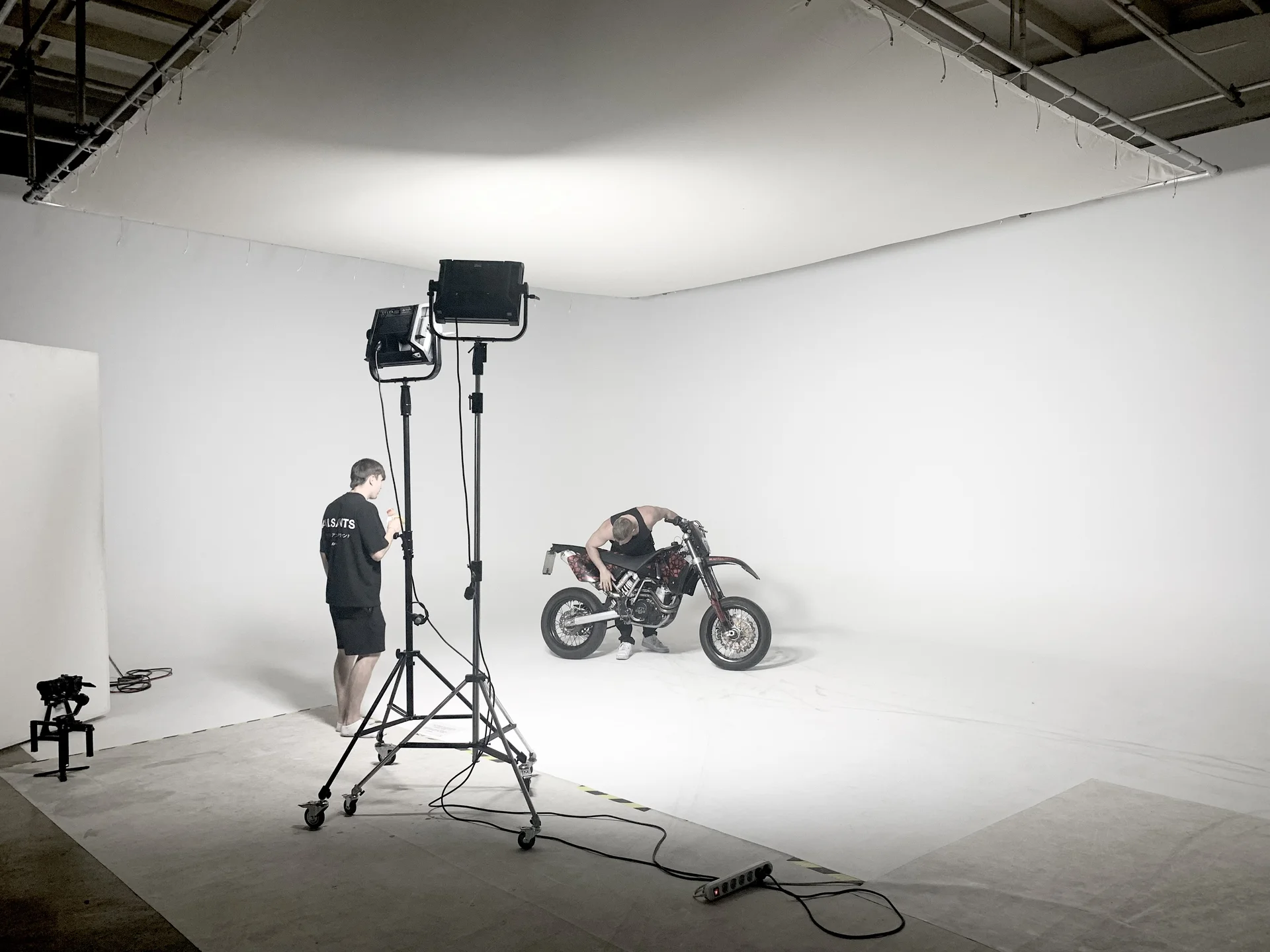 Professionelles Filmstudio mit Beleuchtungsausrüstung, Kamerastativ und technischem Equipment für Video- und Fotoproduktionen